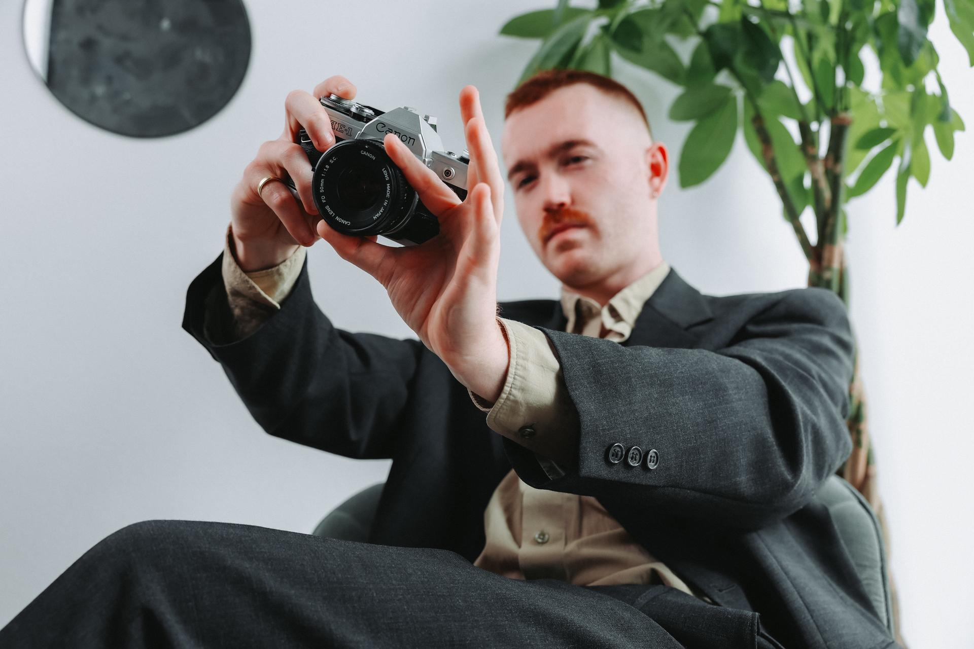 Lenny Hoevenaars van SocialFind met een analoge camera