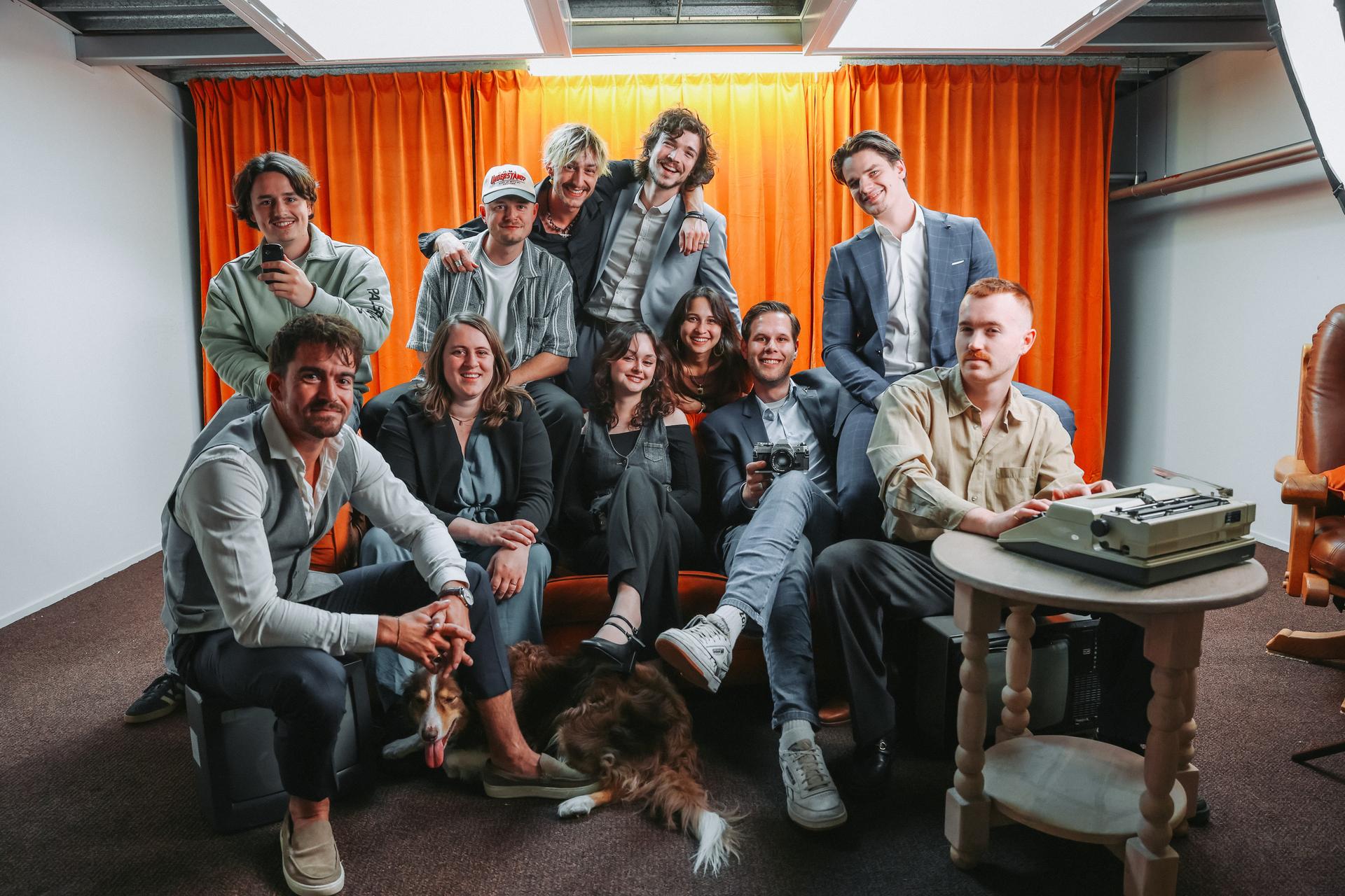 Toute l'équipe de SocialFind avec les chiens du bureau