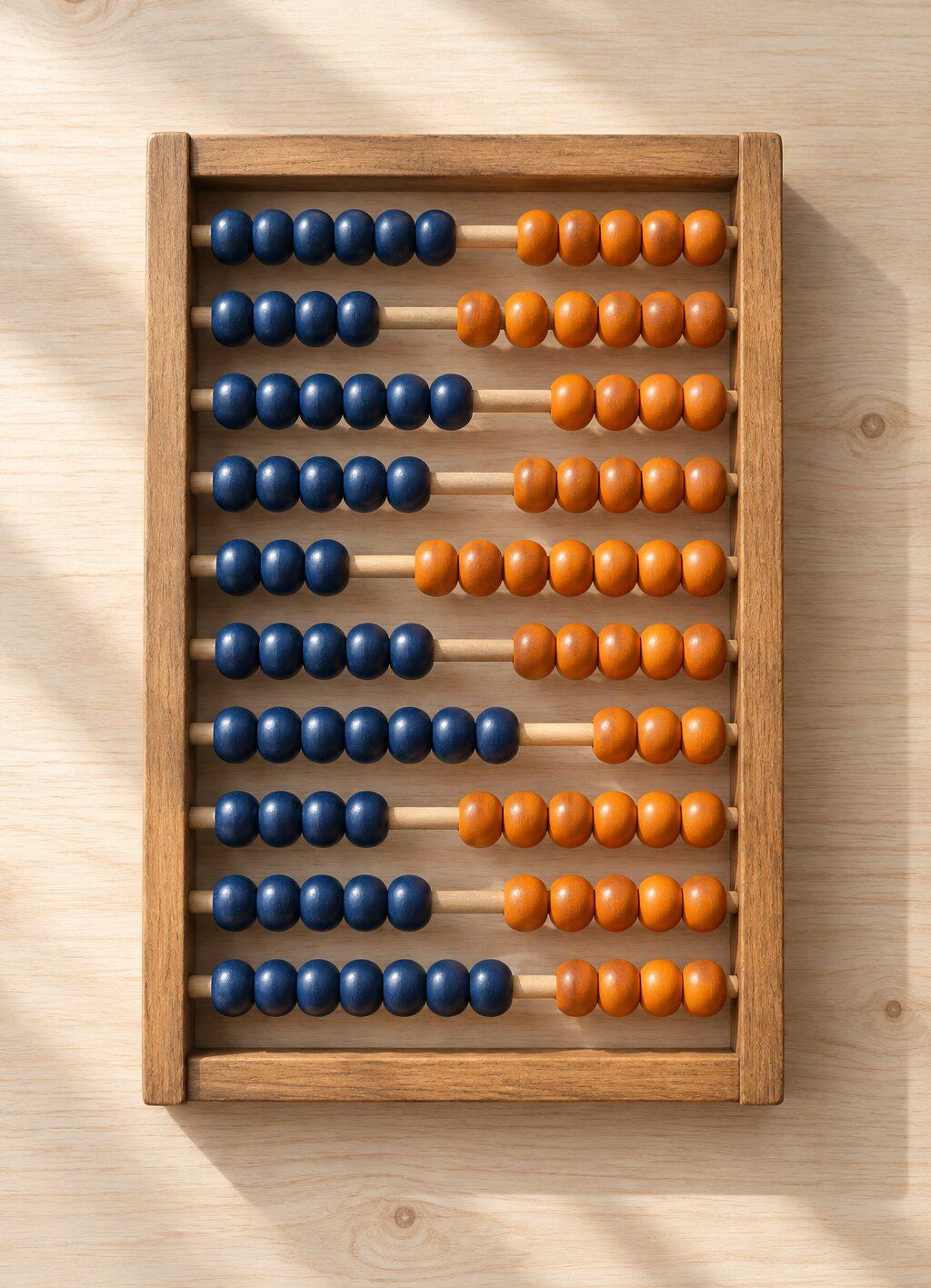 Houten telraam met blauwe en oranje kralen op een lichte houten tafel.
